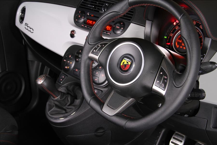 Панель приборов Abarth 500 esseesse 2012 года  (ZA) (фото 5 из 16)